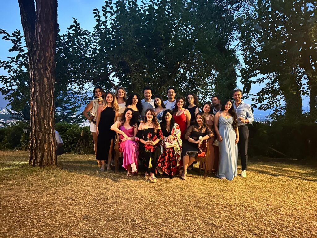 Gruppo di ospiti durante un evento a Villa Massimo alle Scuderie