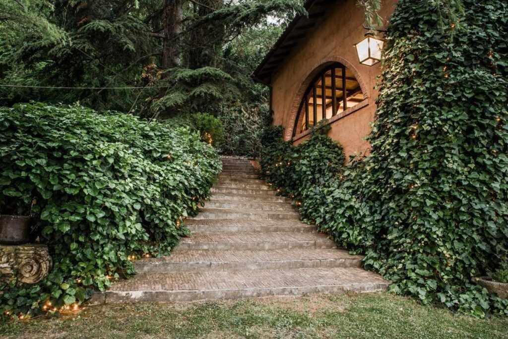 Sentiero e scala verso Villa Massimo alle Scuderie
