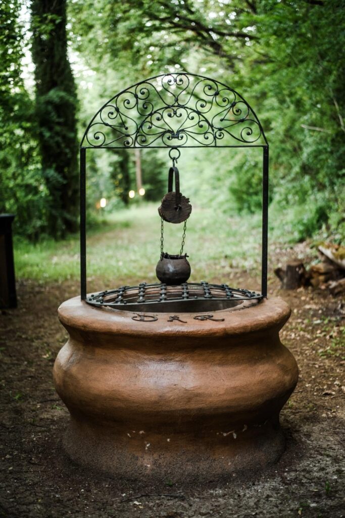 Pozzo decorativo nel parco di Villa Massimo alle Scuderie