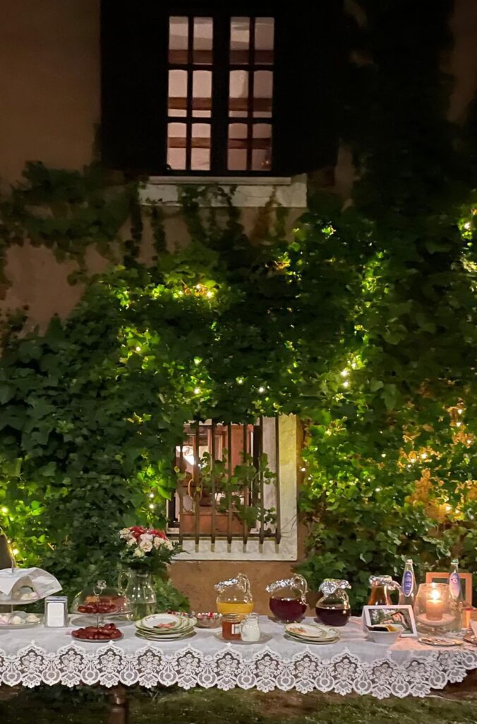 Villa Massimo alle Scuderie illuminata nel verde di sera